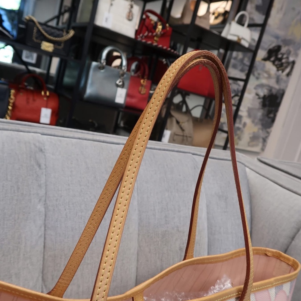 ❌SOLD❌Louis Vuitton Pink and White Tote - Picture 3 of 13